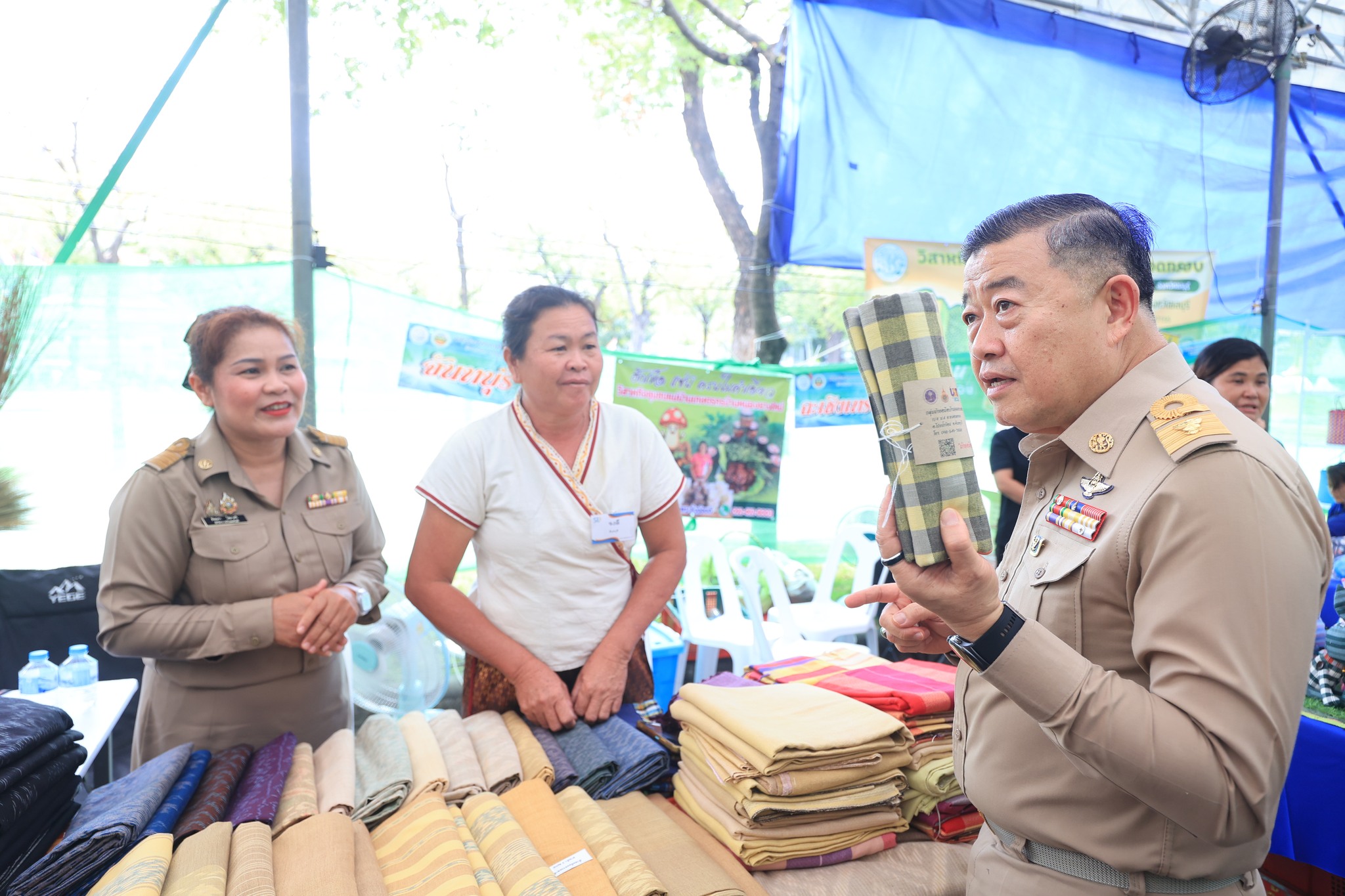 title - ปลัดกระทรวงเกษตรฯ และผู้บริหาร ส.ป.ก. เยี่ยมชมร้านค้า ในงานวันคล้ายวันสถาปนา ส.ป.ก. ครบรอบ 51 ปี